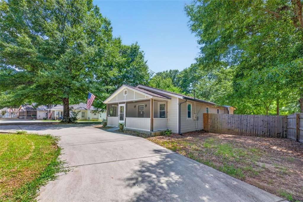 3 bedroom, 2 bathroom, 1,276 sq ft single family residence for sale at 421 Maple Lane, Monroe, GA 30655 — photo 3