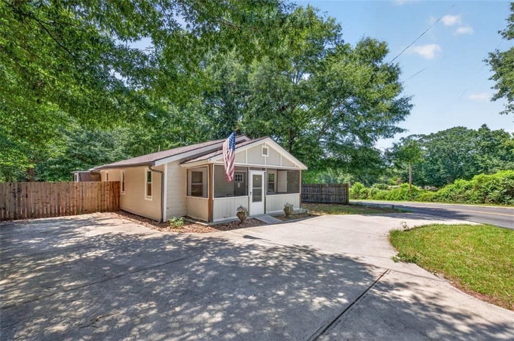 3 bedroom, 2 bathroom, 1,276 sq ft single family residence for sale at 421 Maple Lane, Monroe, GA 30655 — photo 4