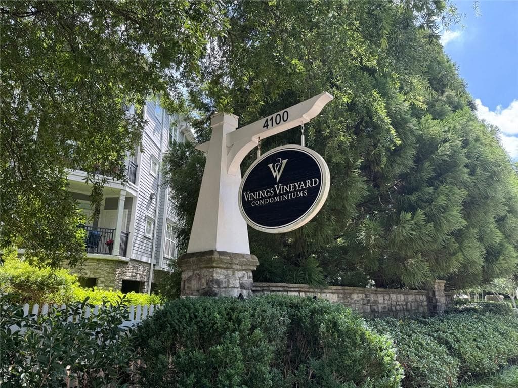 3 bedroom, 2 bathroom, 1,678 sq ft condominium under contract at 4100 Paces Walk 1102, Atlanta, GA 30339
