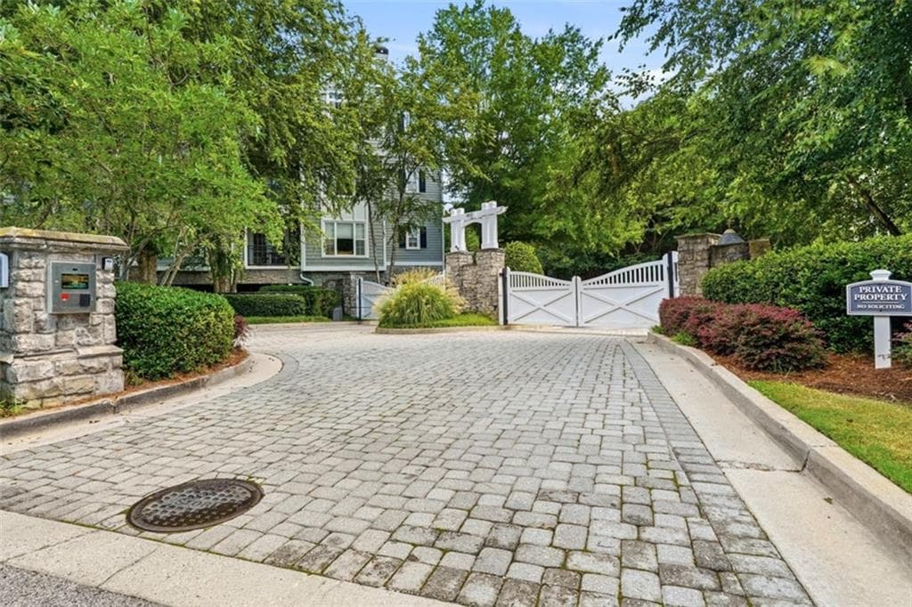 3 bedroom, 2 bathroom, 1,678 sq ft condominium under contract at 4100 Paces Walk 1102, Atlanta, GA 30339 — photo 2