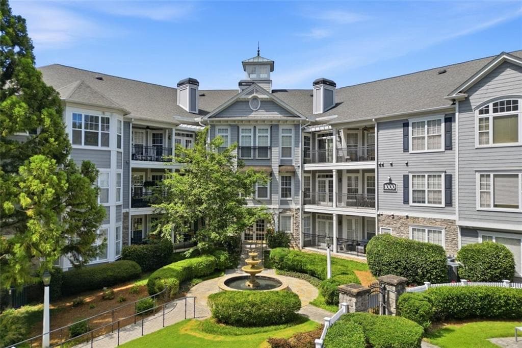 3 bedroom, 2 bathroom, 1,678 sq ft condominium under contract at 4100 Paces Walk 1102, Atlanta, GA 30339 — photo 3
