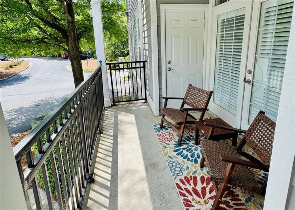 3 bedroom, 2 bathroom, 1,678 sq ft condominium under contract at 4100 Paces Walk 1102, Atlanta, GA 30339 — photo 8
