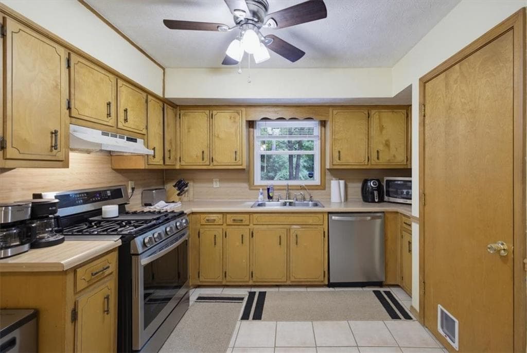 3 bedroom, 2 bathroom, 1,914 sq ft single family residence for sale at 3618 Waverly Oaks Way, Snellville, GA 30039 — photo 5