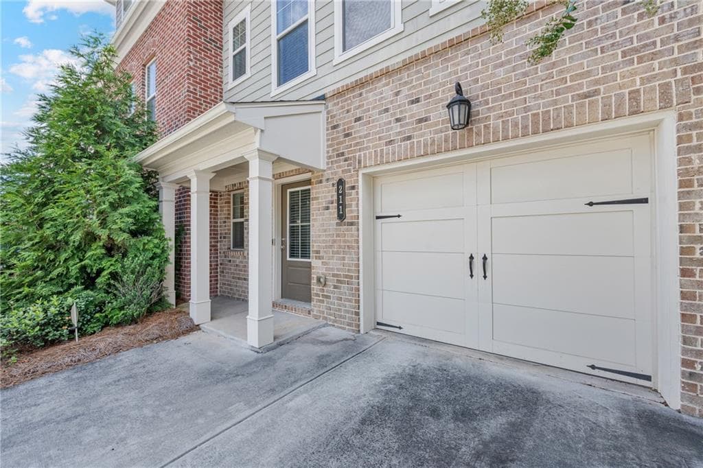 3 bedroom, 3 bathroom, 1,897 sq ft townhouse for sale at 211 Mahone Drive, Lilburn, GA 30047 — photo 3