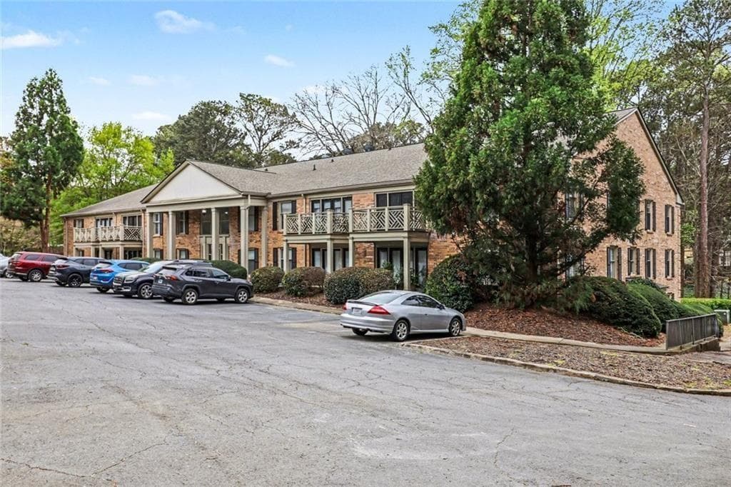 1 bedroom, 1 bathroom, 756 sq ft condominium for sale at 3650 Ashford Dunwoody Road 904, Atlanta, GA 30319 — photo 2