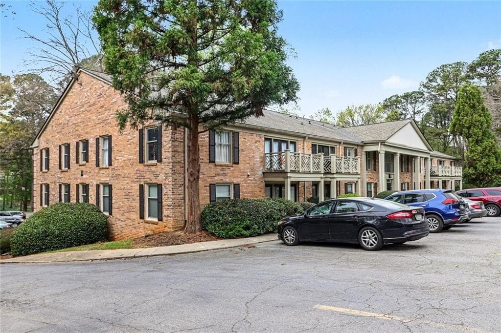 1 bedroom, 1 bathroom, 756 sq ft condominium for sale at 3650 Ashford Dunwoody Road 904, Atlanta, GA 30319 — photo 3