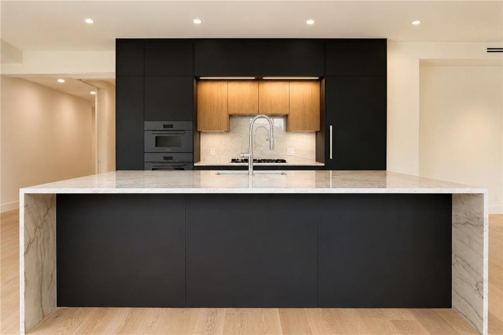 2 bedroom, 3 bathroom, 1,893 sq ft condominium for sale at 318 Sandy Springs Circle 230, Atlanta, GA 30328 — photo 4