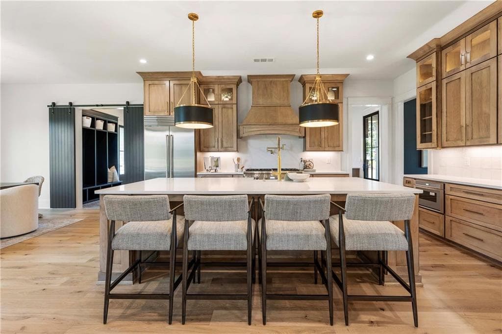 5 bedroom, 7 bathroom, 6,169 sq ft single family residence for sale at 185 Heatherton Lane, Milton, GA 30009 — photo 2
