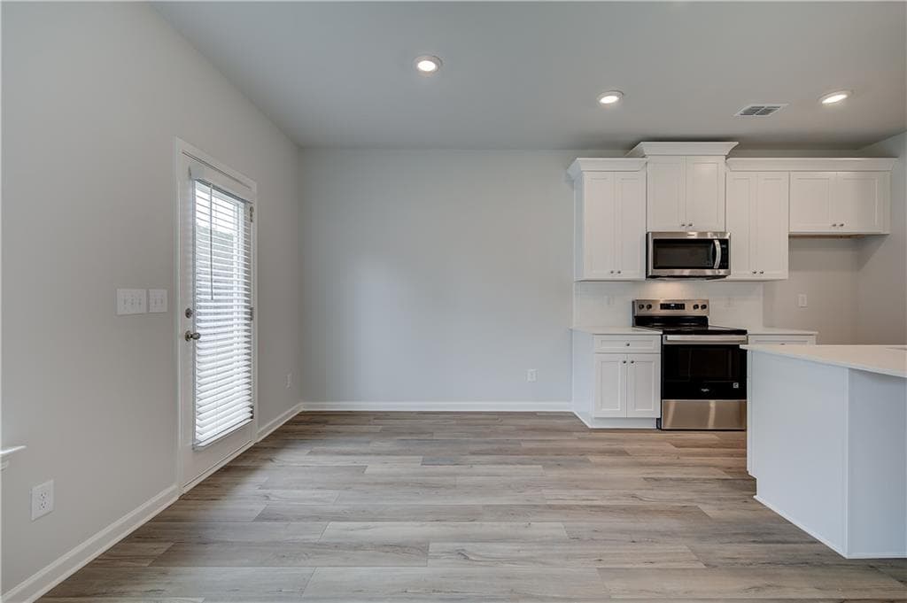 3 bedroom, 3 bathroom, 1,849 sq ft townhouse under contract at 250 Abbotts Crossing Circle, Conyers, GA 30094 — photo 8