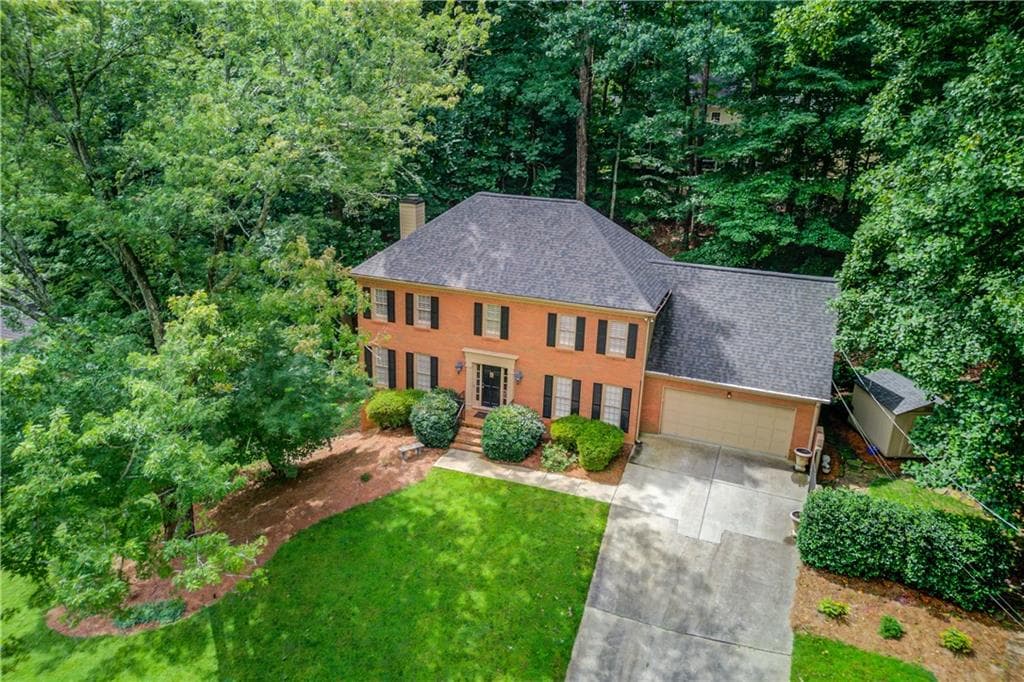 4 bedroom, 4 bathroom, 2,687 sq ft single family residence for sale at 9620 River Lake Drive, Roswell, GA 30075 — photo 4