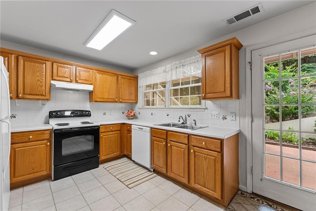 6 bedroom, 4 bathroom, 4,152 sq ft single family residence for sale at 2910 Arbor Creek Lane, Atlanta, GA 30340 — photo 7