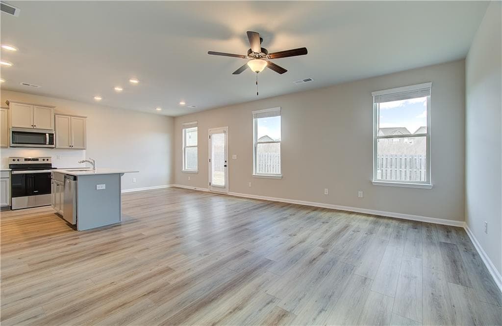 4 bedroom, 3 bathroom, 2,089 sq ft single family residence under contract at 11951 Brightside Parkway, Hampton, GA 30228 — photo 7