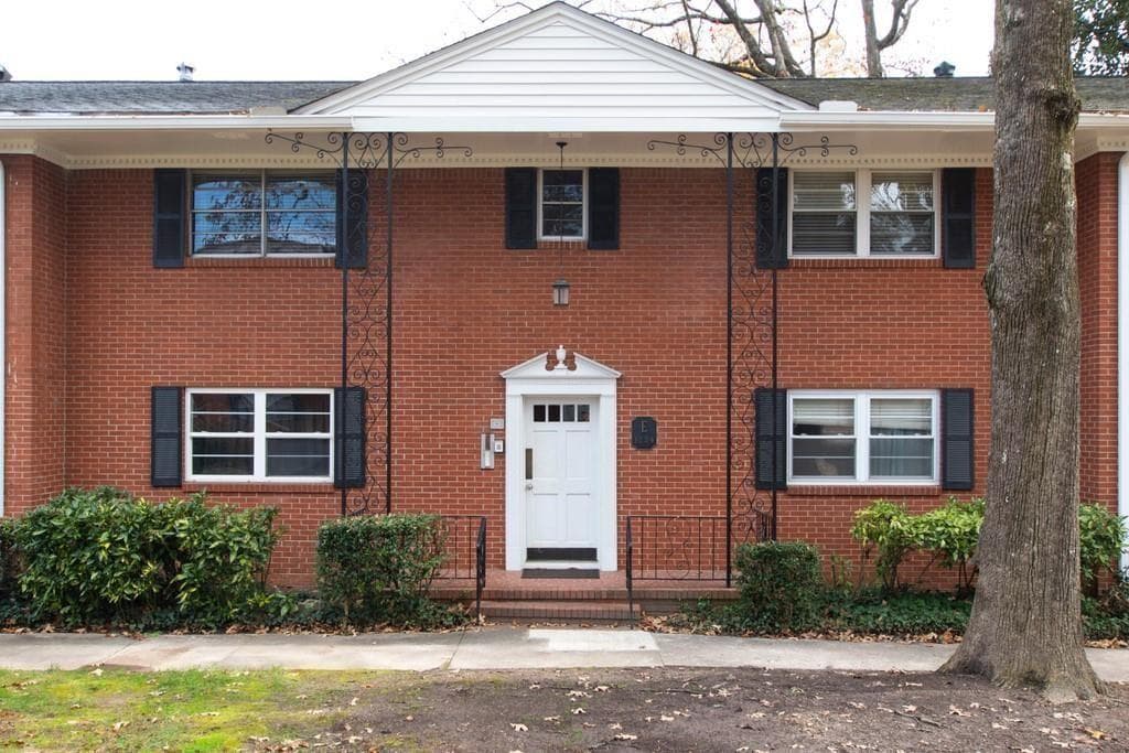 2 bedroom, 2 bathroom, 1,200 sq ft condominium for sale at 3660 Peachtree Road E4, Atlanta, GA 30319 — photo 1 of 17