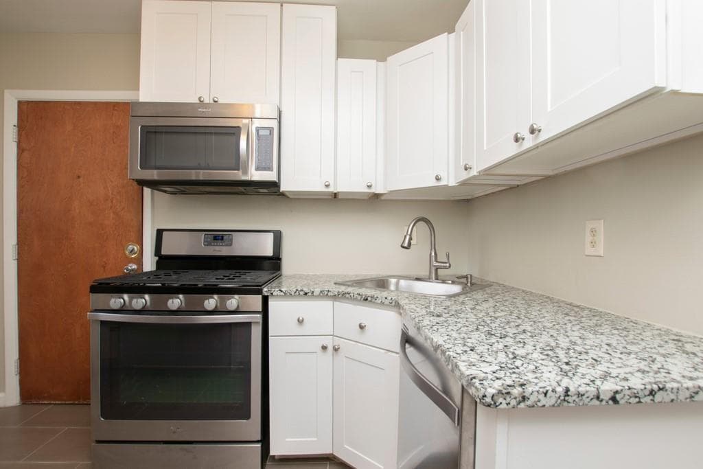2 bedroom, 2 bathroom, 1,200 sq ft condominium for sale at 3660 Peachtree Road E4, Atlanta, GA 30319 — photo 2