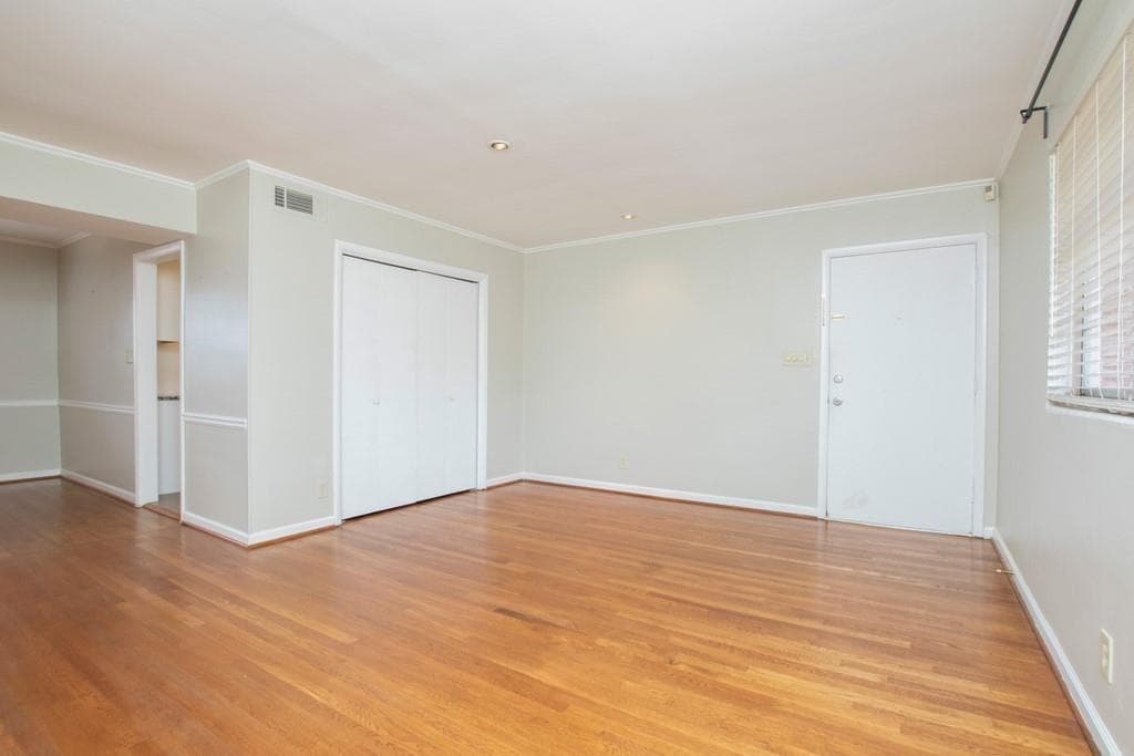2 bedroom, 2 bathroom, 1,200 sq ft condominium for sale at 3660 Peachtree Road E4, Atlanta, GA 30319 — photo 5