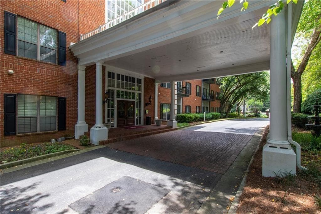 2 bedroom, 2 bathroom condominium for rent at 2921 Lenox Road 309, Atlanta, GA 30324 for $1,950 a month — photo 2