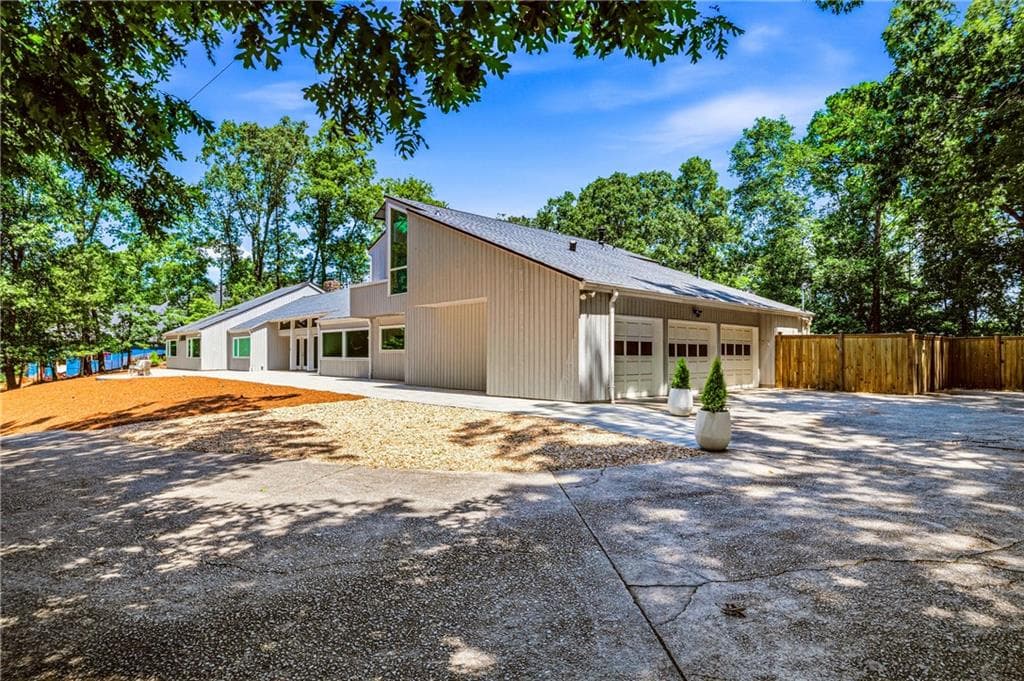 5 bedroom, 5 bathroom, 4,681 sq ft single family residence under contract at 4411 Sentinel Post Road, Atlanta, GA 30327 — photo 2