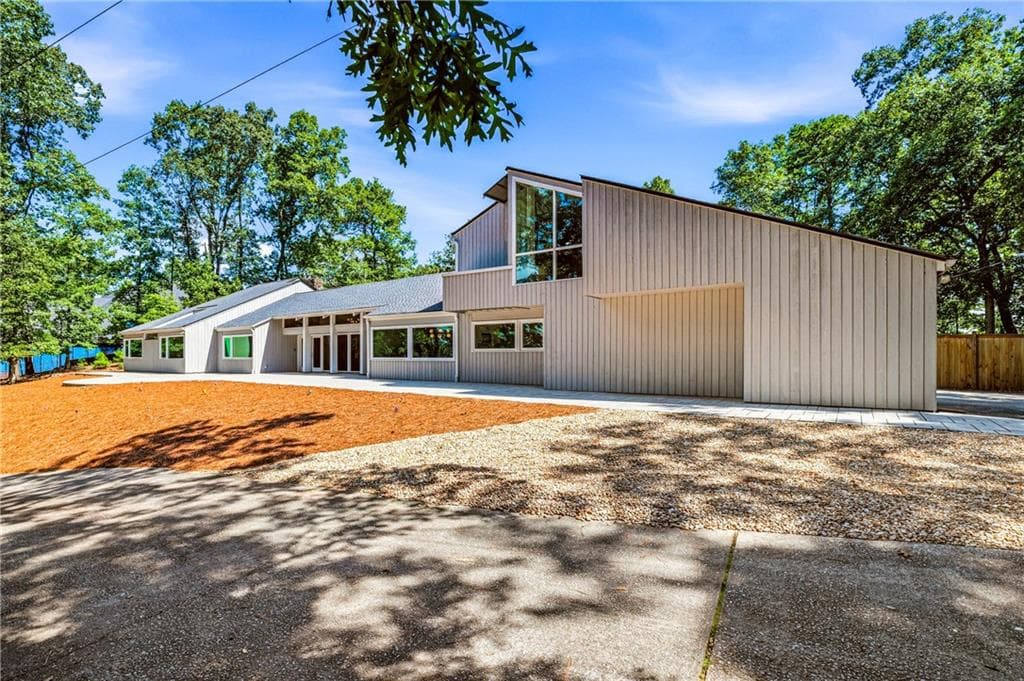 5 bedroom, 5 bathroom, 4,681 sq ft single family residence under contract at 4411 Sentinel Post Road, Atlanta, GA 30327 — photo 3