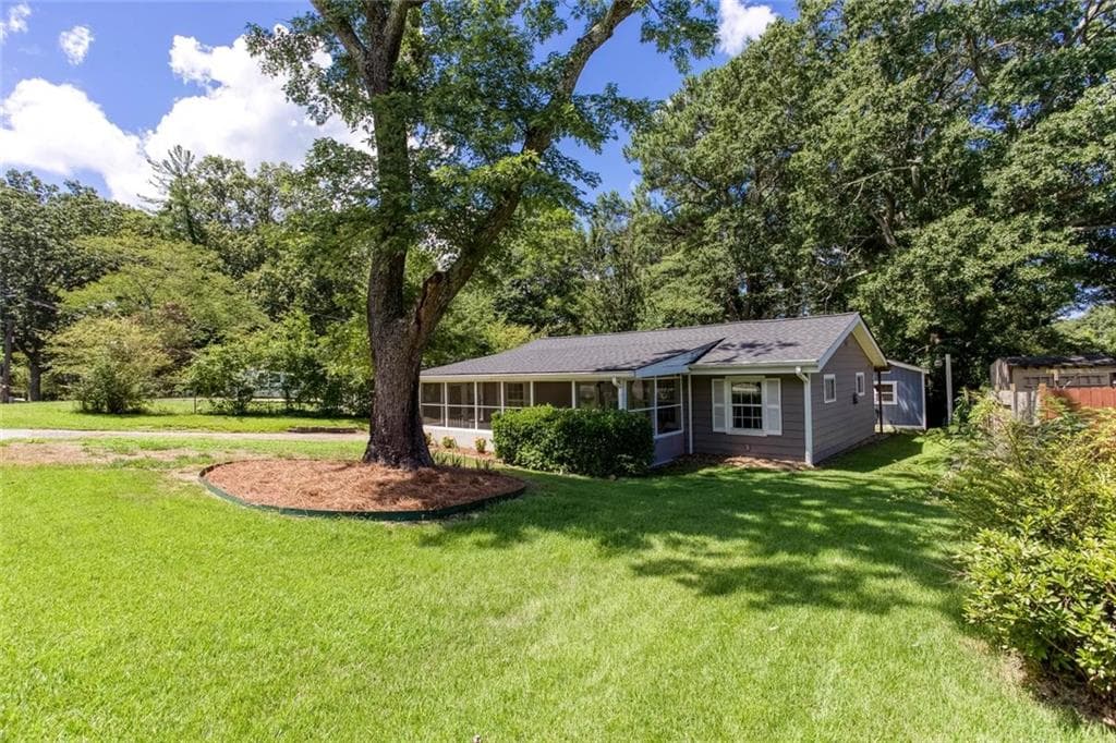 2 bedroom, 1 bathroom, 912 sq ft single family residence for sale at 2880 Hall Drive, Smyrna, GA 30082 — photo 2