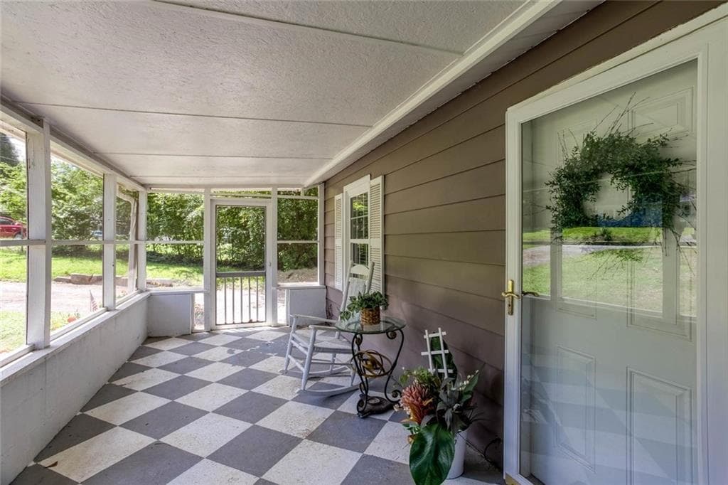 2 bedroom, 1 bathroom, 912 sq ft single family residence for sale at 2880 Hall Drive, Smyrna, GA 30082 — photo 3
