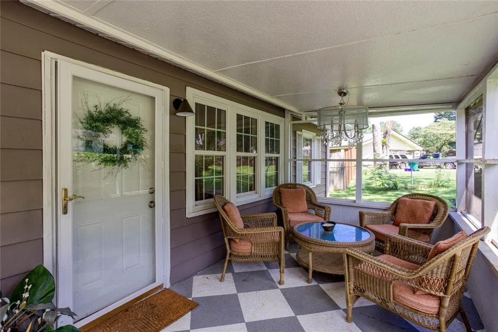 2 bedroom, 1 bathroom, 912 sq ft single family residence for sale at 2880 Hall Drive, Smyrna, GA 30082 — photo 4