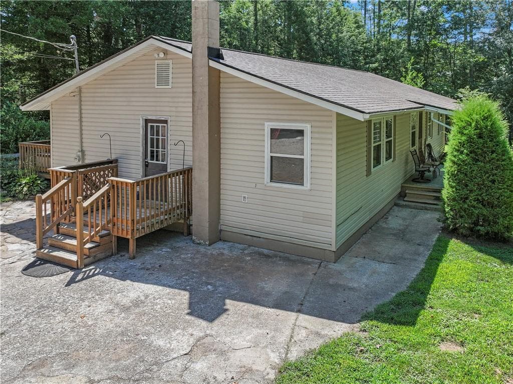 3 bedroom, 2 bathroom, 1,568 sq ft single family residence for sale at 5082 Highway 197, Clarkesville, GA 30523 — photo 5