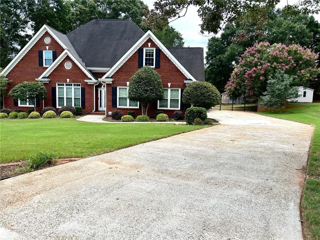5 bedroom, 4 bathroom, 3,045 sq ft single family residence under contract at 5899 Alpine Court, Hoschton, GA 30548 — photo 2