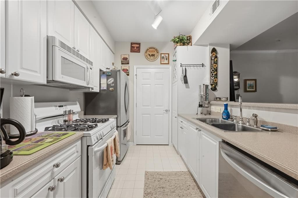 1 bedroom, 1 bathroom, 928 sq ft condominium for sale at 424 Lindbergh Drive 205, Atlanta, GA 30305 — photo 5