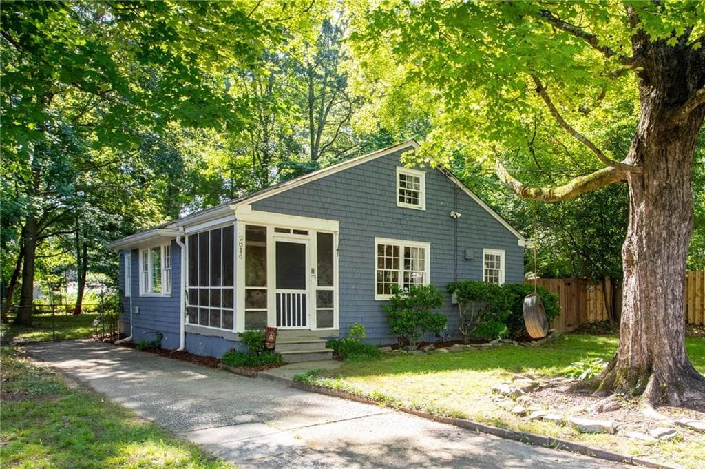 3 bedroom, 1 bathroom, 1,078 sq ft single family residence for sale at 2816 Defoors Ferry Road, Atlanta, GA 30318 — photo 2