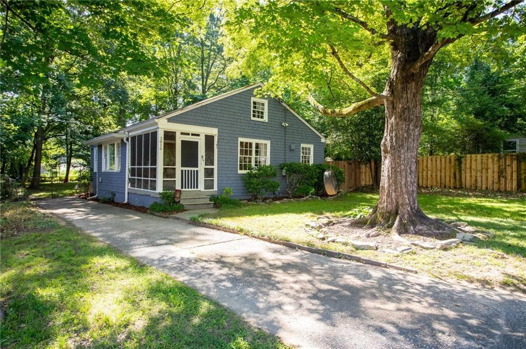 3 bedroom, 1 bathroom, 1,078 sq ft single family residence for sale at 2816 Defoors Ferry Road, Atlanta, GA 30318 — photo 3