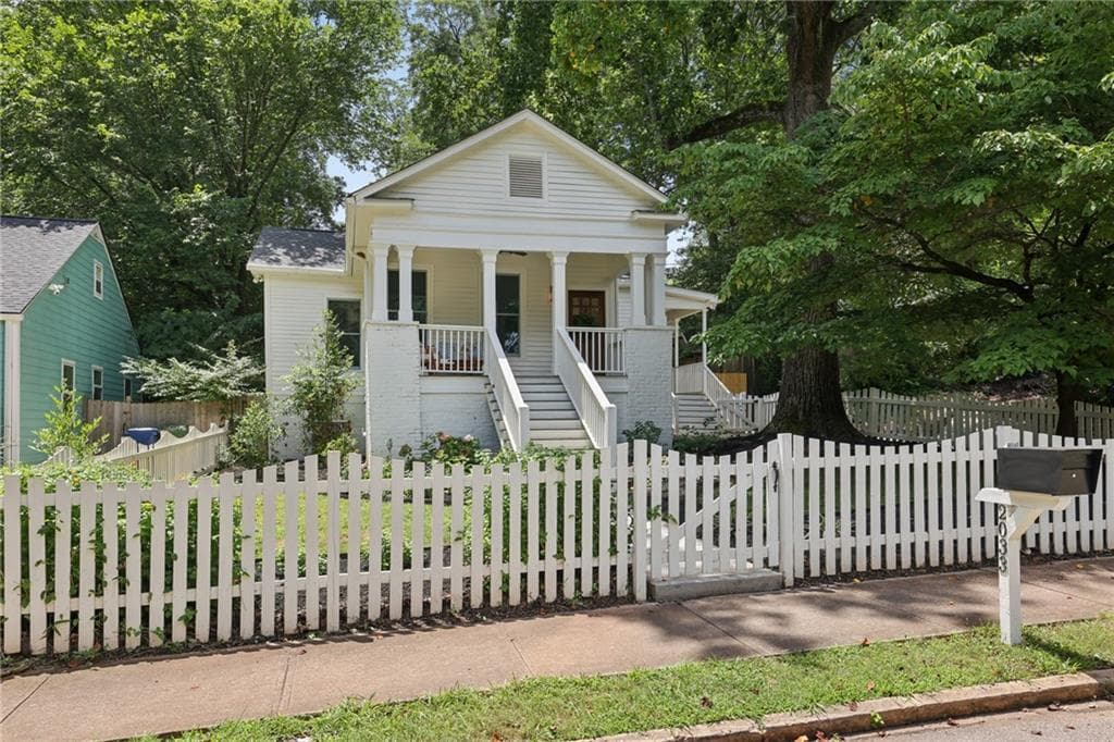 4 bedroom, 3 bathroom, 2,000 sq ft single family residence sold at 2033 Ridgedale Road, Atlanta, GA 30317