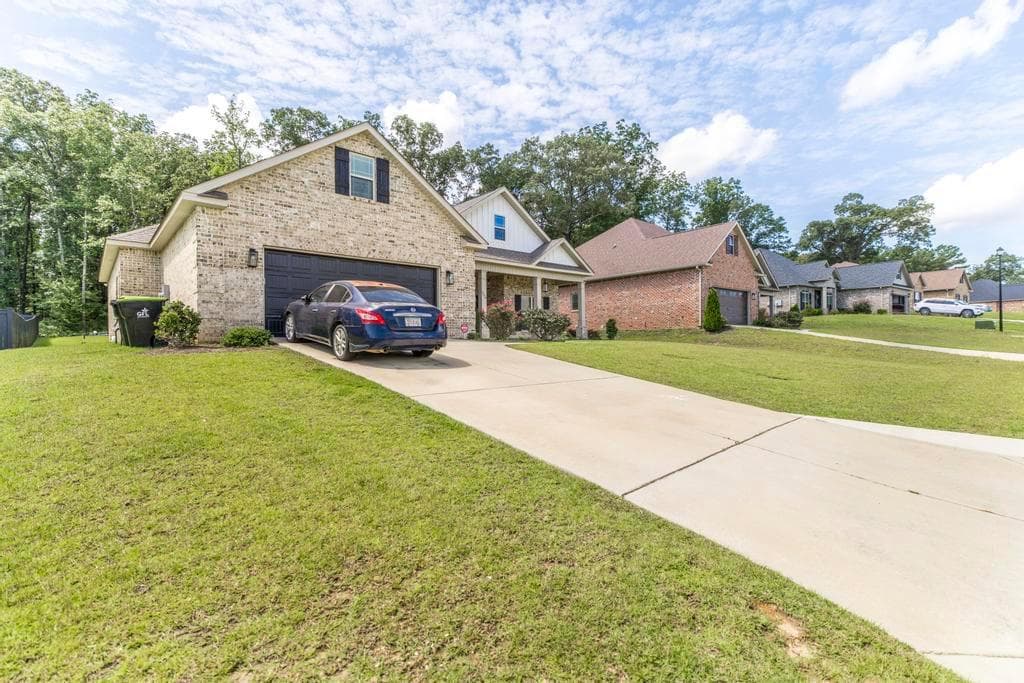5 bedroom, 3 bathroom, 2,547 sq ft single family residence for sale at 306 Rustic Live Oak Trail, Bonaire, GA 31005 — photo 3