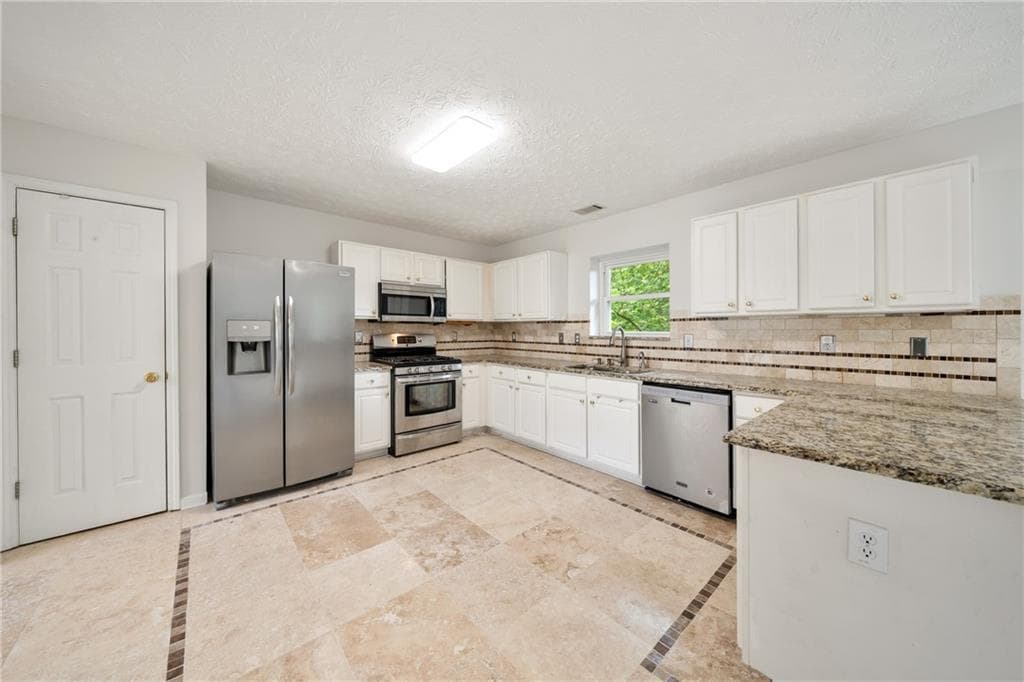 4 bedroom, 4 bathroom, 3,092 sq ft single family residence for sale at 1339 Dalesford Drive, Alpharetta, GA 30004 — photo 4