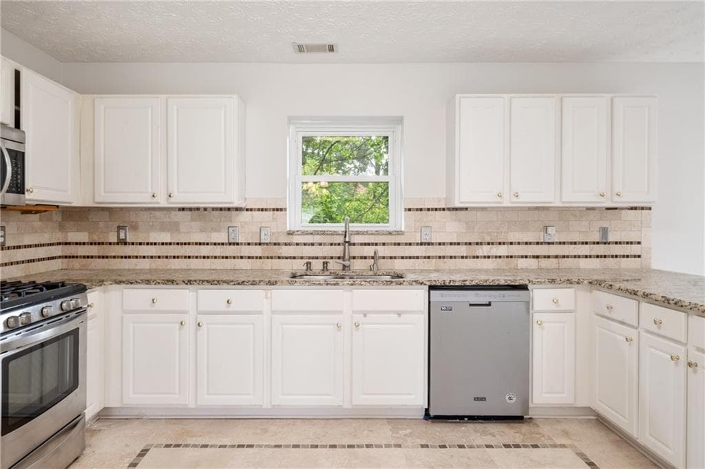 4 bedroom, 4 bathroom, 3,092 sq ft single family residence for sale at 1339 Dalesford Drive, Alpharetta, GA 30004 — photo 6