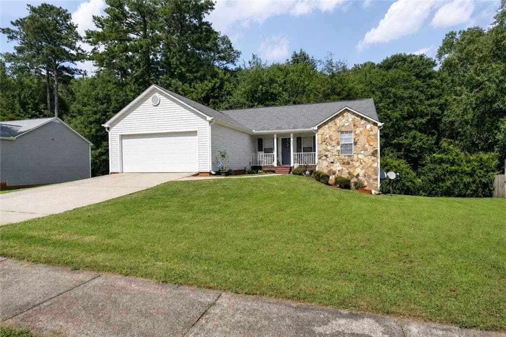 3 bedroom, 2 bathroom, 2,680 sq ft single family residence for sale at 802 Windsor Drive, Monroe, GA 30656 — photo 2