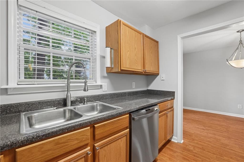 2 bedroom, 3 bathroom, 1,200 sq ft condominium under contract at 1206 Brighton Point, Sandy Springs, GA 30328 — photo 8