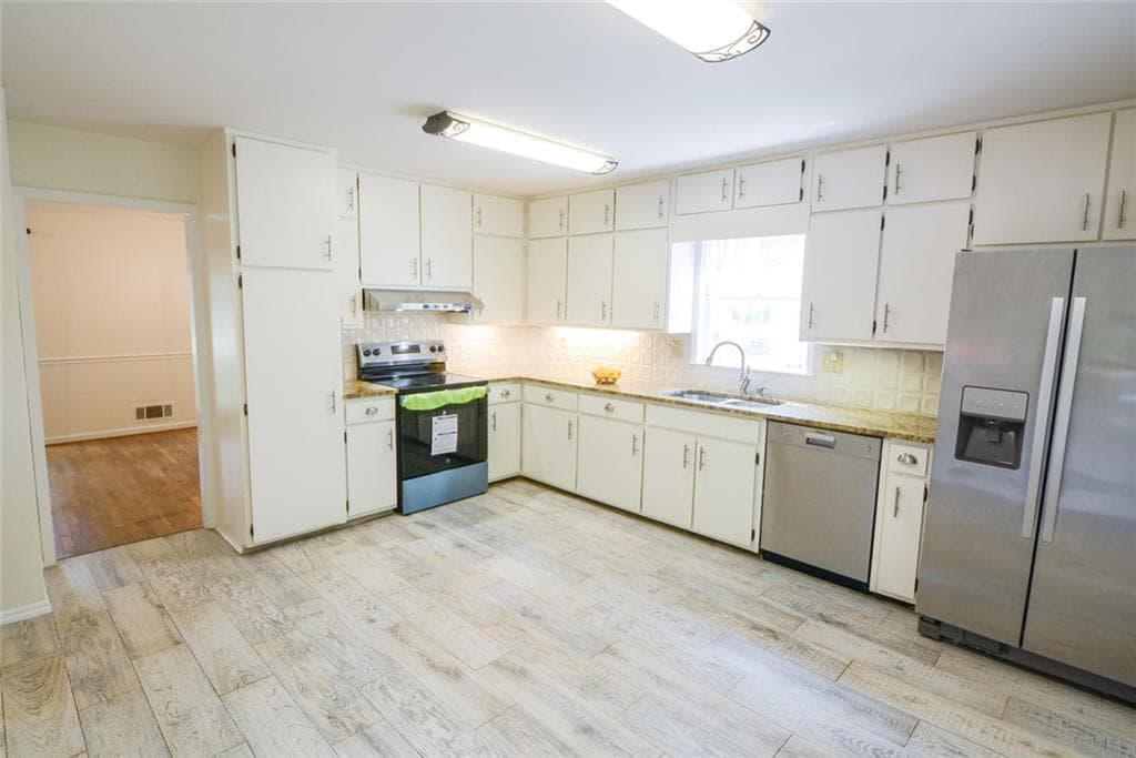 5 bedroom, 4 bathroom, 3,200 sq ft single family residence for rent at 4156 Westerleigh Court, Peachtree Corners, GA 30092 for $3,500 a month — photo 7