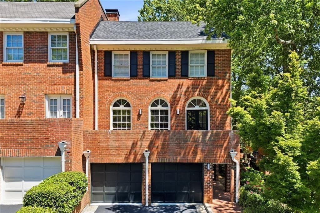 4 bedroom, 3 bathroom, 2,100 sq ft townhouse for sale at 425 Jefferson Circle, Sandy Springs, GA 30328