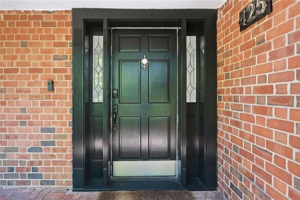 4 bedroom, 3 bathroom, 2,100 sq ft townhouse for sale at 425 Jefferson Circle, Sandy Springs, GA 30328 — photo 2