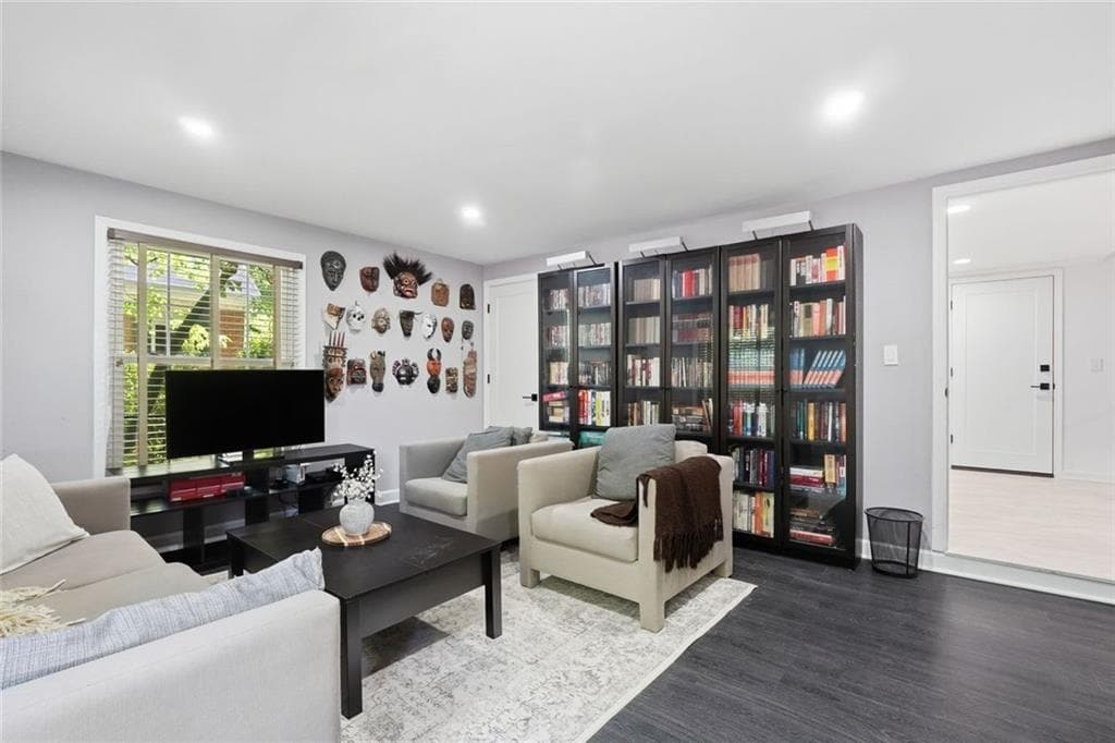 4 bedroom, 3 bathroom, 2,100 sq ft townhouse for sale at 425 Jefferson Circle, Sandy Springs, GA 30328 — photo 4