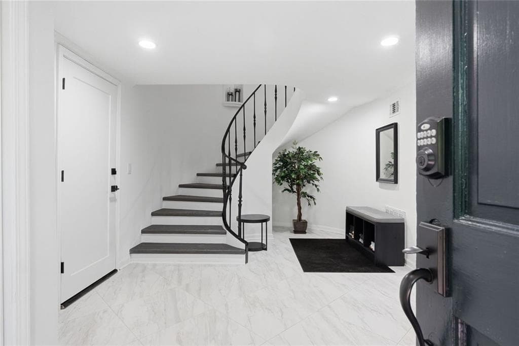 4 bedroom, 3 bathroom, 2,100 sq ft townhouse for sale at 425 Jefferson Circle, Sandy Springs, GA 30328 — photo 5