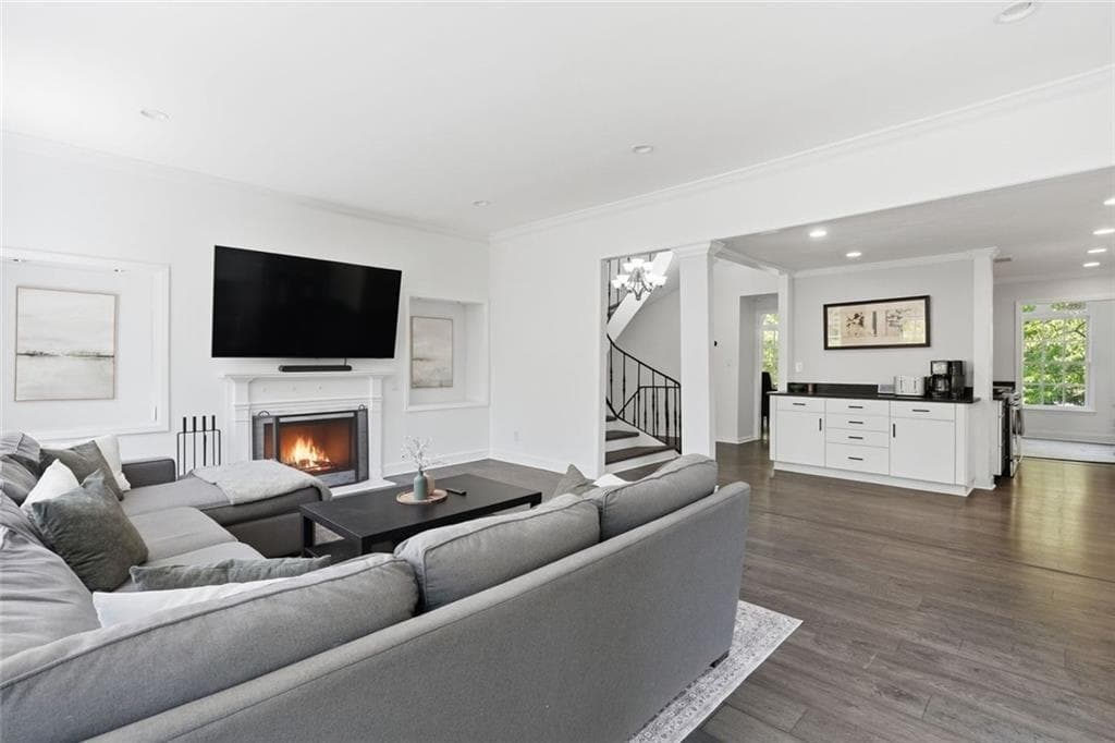 4 bedroom, 3 bathroom, 2,100 sq ft townhouse for sale at 425 Jefferson Circle, Sandy Springs, GA 30328 — photo 8