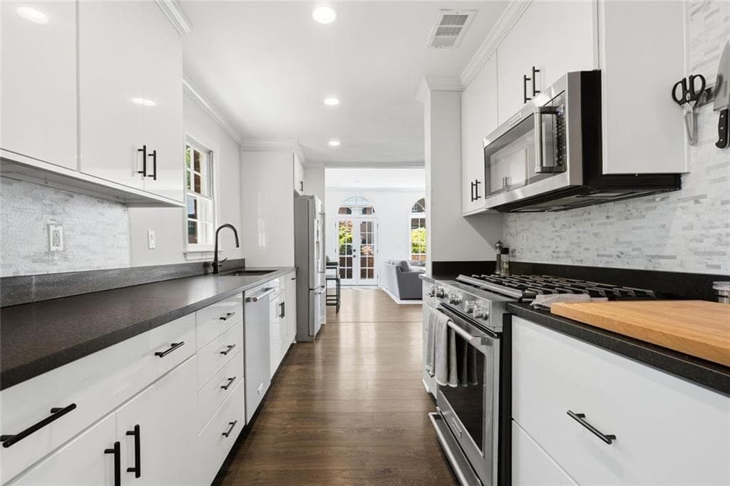 4 bedroom, 3 bathroom, 2,100 sq ft townhouse for sale at 425 Jefferson Circle, Sandy Springs, GA 30328 — photo 9