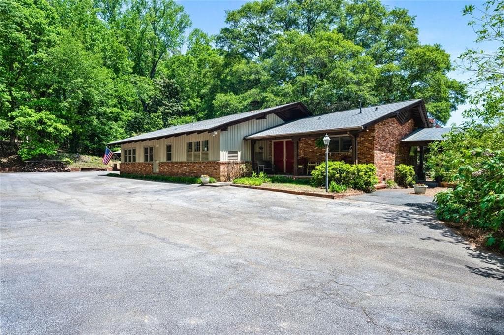 4 bedroom, 4 bathroom, 3,286 sq ft single family residence under contract at 868 Powder Springs Street, Marietta, GA 30064 — photo 5