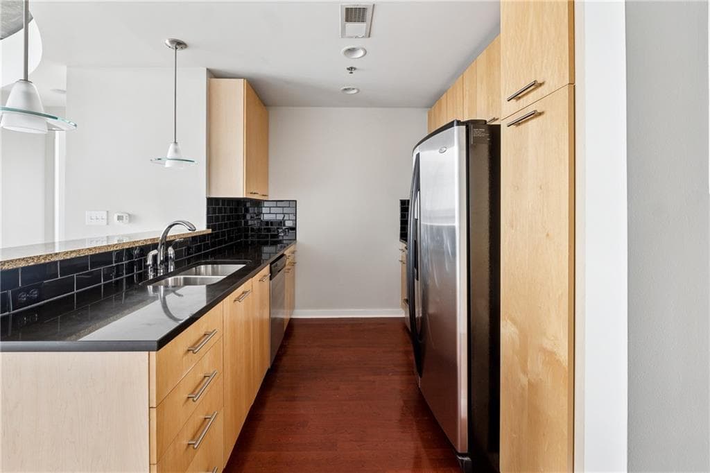 1 bedroom, 1 bathroom, 706 sq ft condominium for rent at 3324 Peachtree Road 2304, Atlanta, GA 30326 for $2,095 a month — photo 5