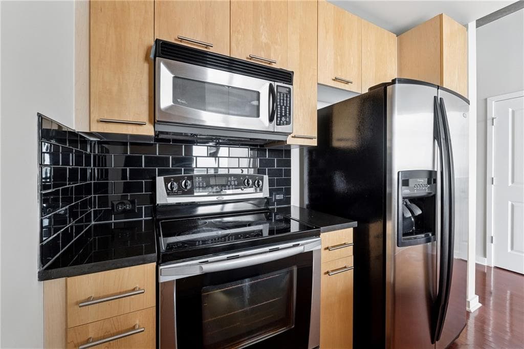1 bedroom, 1 bathroom, 706 sq ft condominium for rent at 3324 Peachtree Road 2304, Atlanta, GA 30326 for $2,095 a month — photo 9