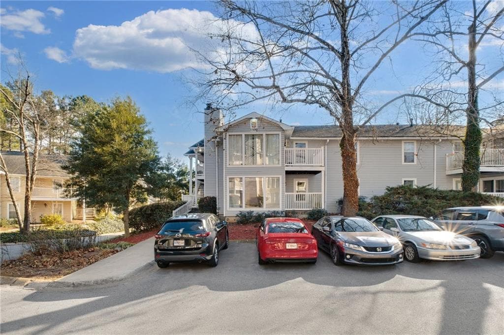 2 bedroom, 1 bathroom, 1,197 sq ft condominium for sale at 1403 Augusta Drive, Marietta, GA 30067 — photo 1 of 30