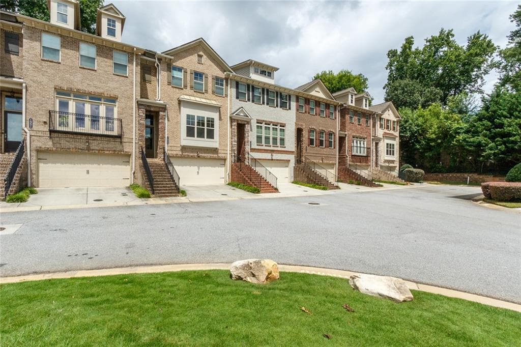 3 bedroom, 4 bathroom, 2,044 sq ft townhouse under contract at 1953 Townsend Court, Atlanta, GA 30329 — photo 2
