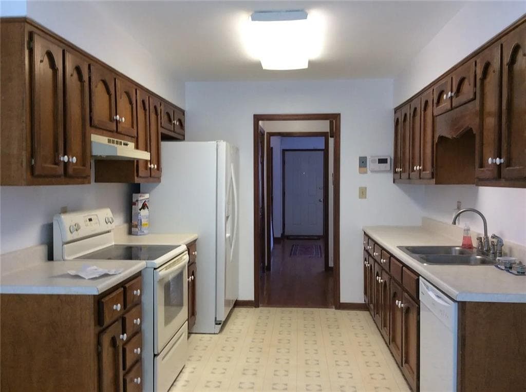2 bedroom, 2 bathroom, 1,320 sq ft townhouse for sale at 7090 Williamsburg Drive, Riverdale, GA 30274 — photo 5