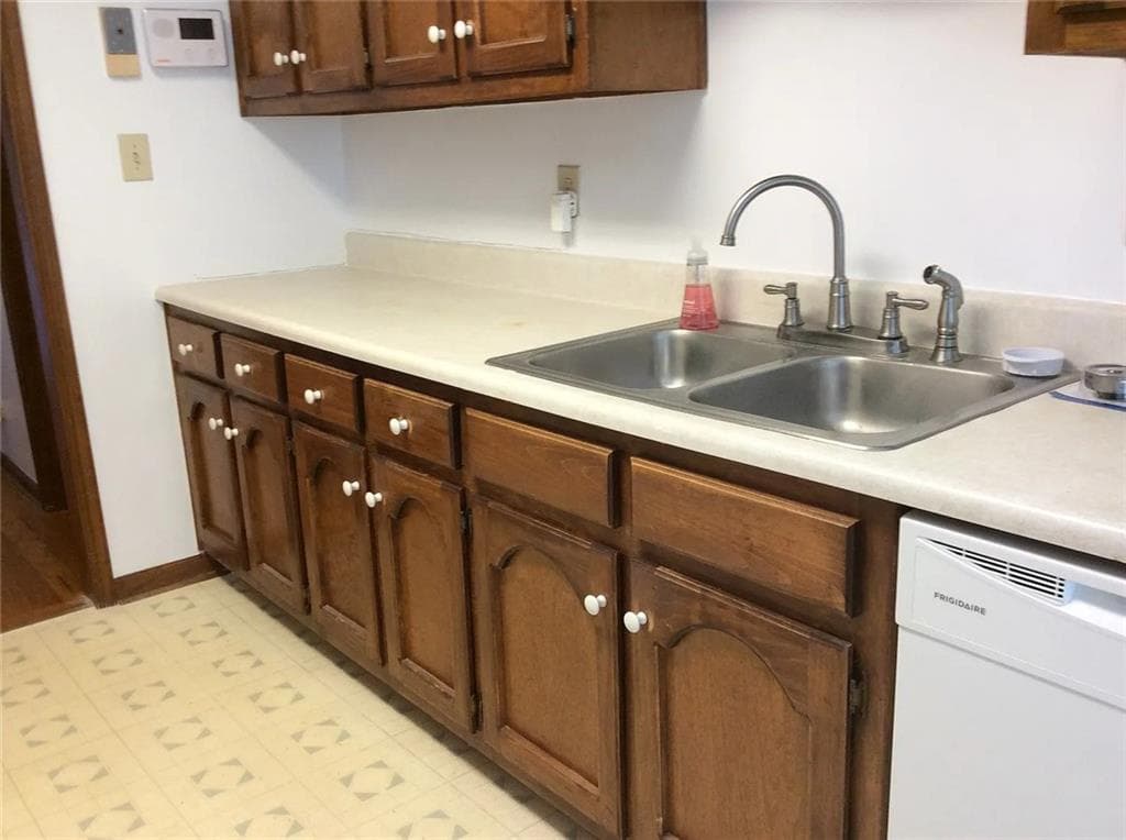 2 bedroom, 2 bathroom, 1,320 sq ft townhouse for sale at 7090 Williamsburg Drive, Riverdale, GA 30274 — photo 6